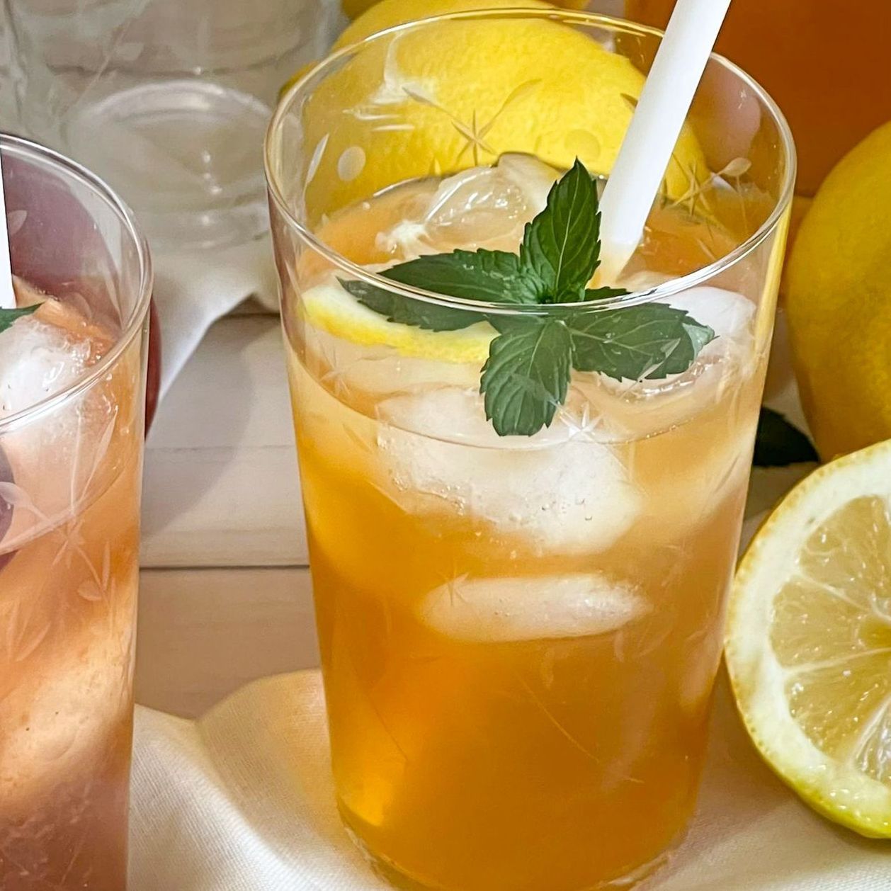 Un bicchiere di limonata con ghiaccio e foglie di menta