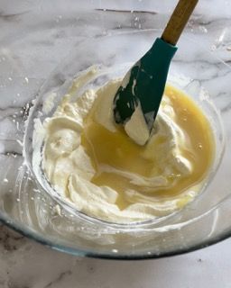 Una ciotola di panna montata con una spatola dentro