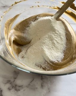 Un primo piano di una ciotola di cibo con un cucchiaio dentro.