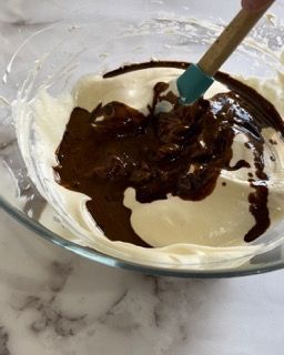 Una ciotola di vetro piena di cioccolato e panna montata