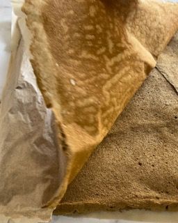 Un primo piano di un pezzo di carta marrone su un tavolo.