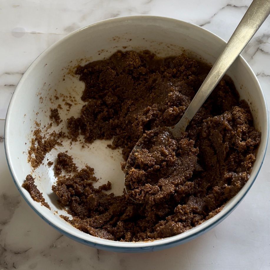 Una ciotola di cibo con un cucchiaio dentro