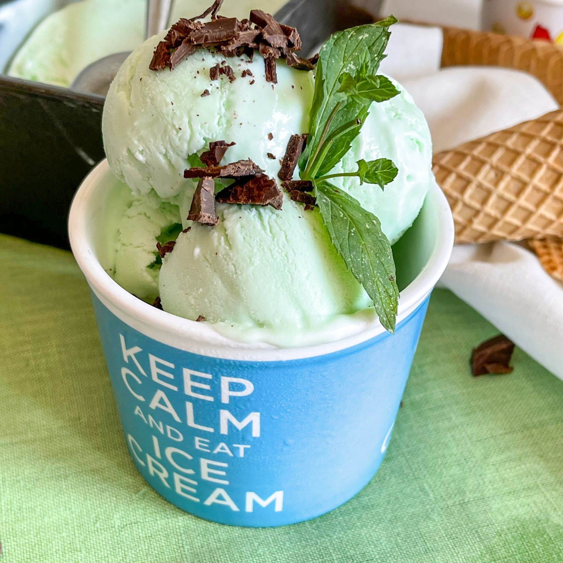 Una coppa di gelato con la scritta 