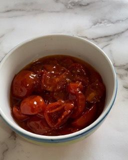 Una ciotola di salsa di pomodoro è su un tavolo