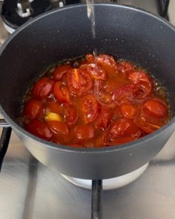 I pomodori vengono cotti in una pentola sul fornello