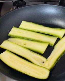 Zucchine affettate in una padella sul fornello