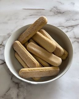 Una ciotola bianca piena di biscotti su un tavolo