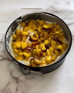 Una padella piena di cibo è appoggiata su un tavolo.