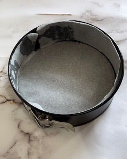 Una tortiera appoggiata su una superficie di marmo