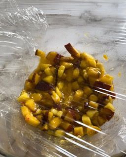 Un primo piano di una ciotola di cibo avvolta in pellicola trasparente