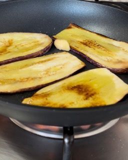 Fette di melanzane vengono cotte in padella