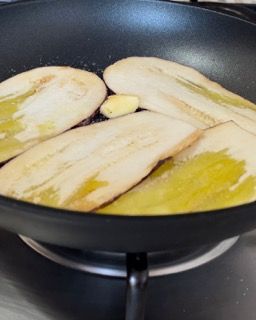Una padella piena di fette di banana e burro