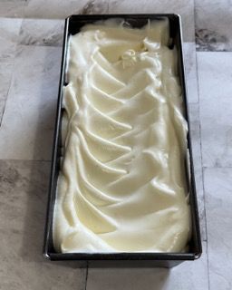 Una pagnotta di gelato in una padella su un tavolo