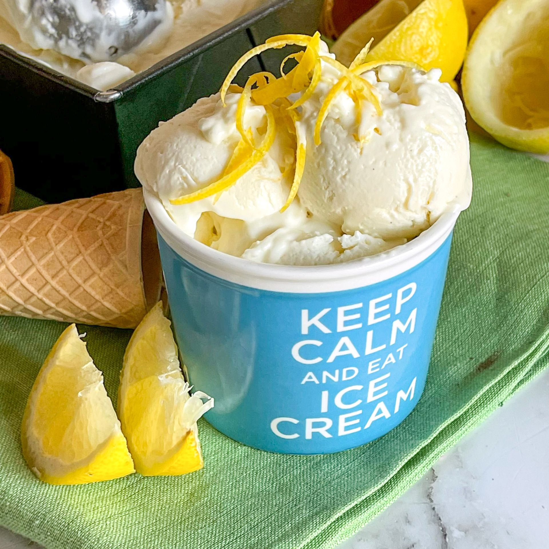Una coppa di gelato con la scritta 