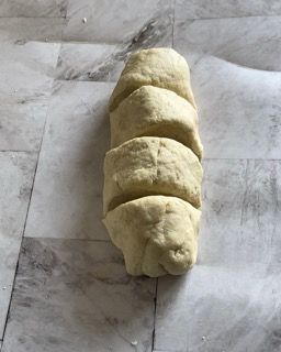 Un mucchio di pasta è appoggiato su un tavolo