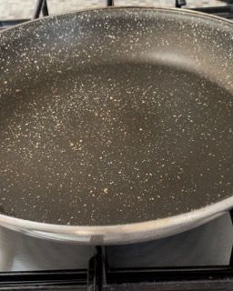 Una padella è appoggiata sul fornello.