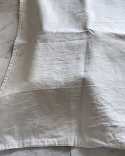 Un primo piano di un pezzo di stoffa bianca su un tavolo.