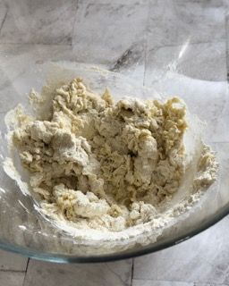 Una ciotola di pasta è appoggiata su un tavolo.