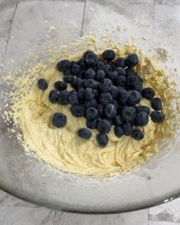 Una ciotola di pastella con mirtilli sopra