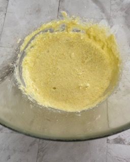 Una ciotola di vetro piena di un liquido giallo su un tavolo.