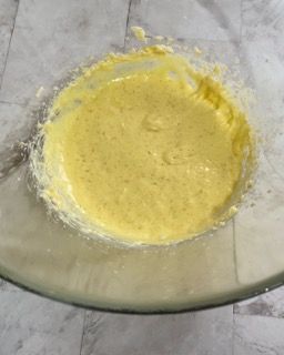 Primo piano di una ciotola di liquido giallo su un tavolo.