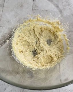 Primo piano di una ciotola di pastella su un tavolo.