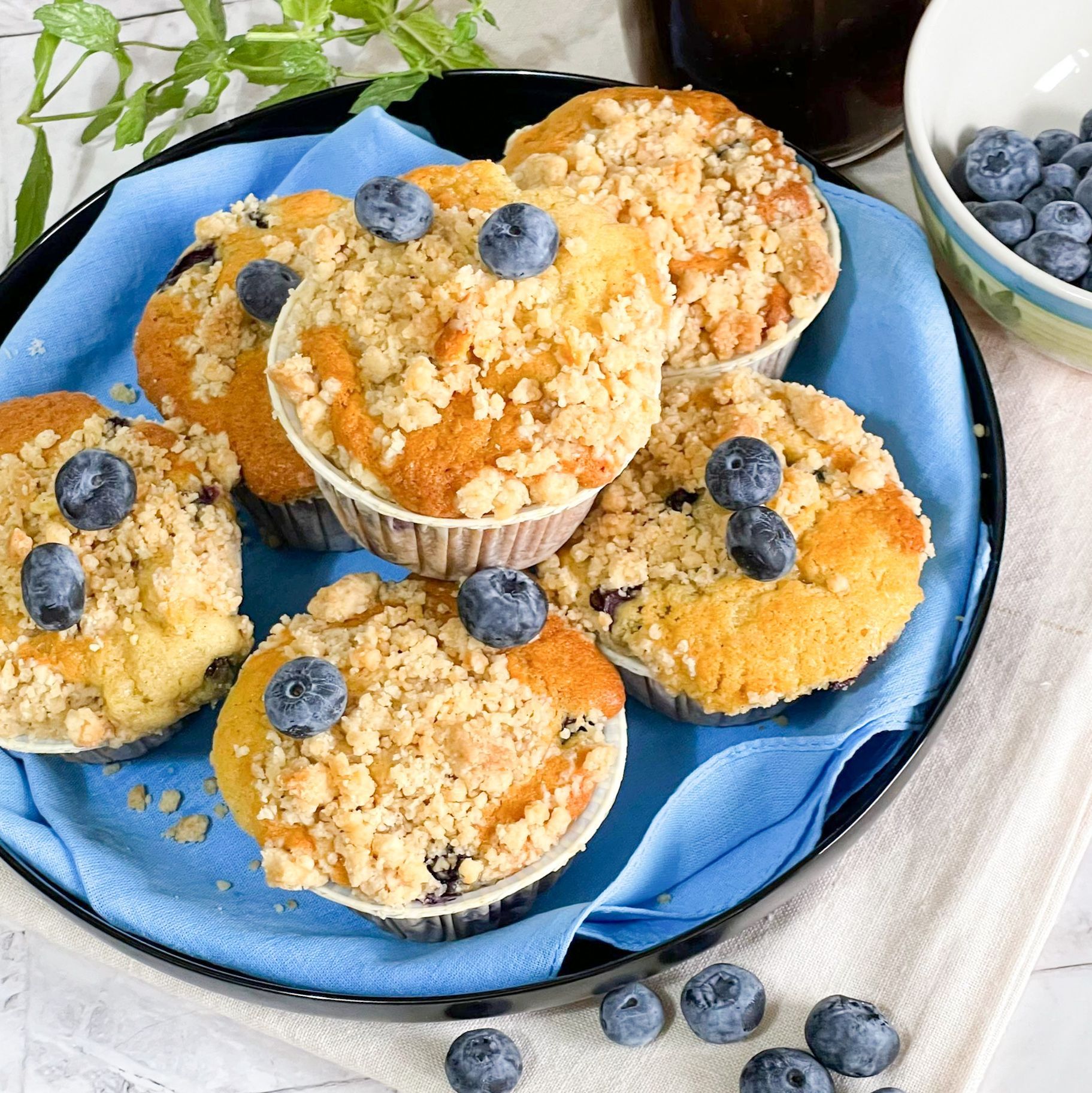 Un piatto di muffin ai mirtilli con mirtilli sopra