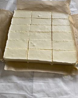 Una scatola di fudge è appoggiata su un tavolo