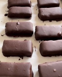 Un mucchio di barrette di cioccolato sono allineate su un tavolo