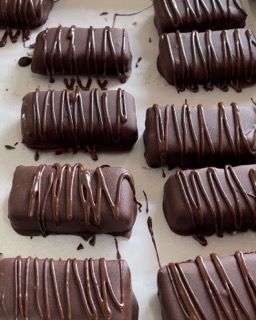 Un mucchio di barrette di cioccolato sono allineate su un tavolo