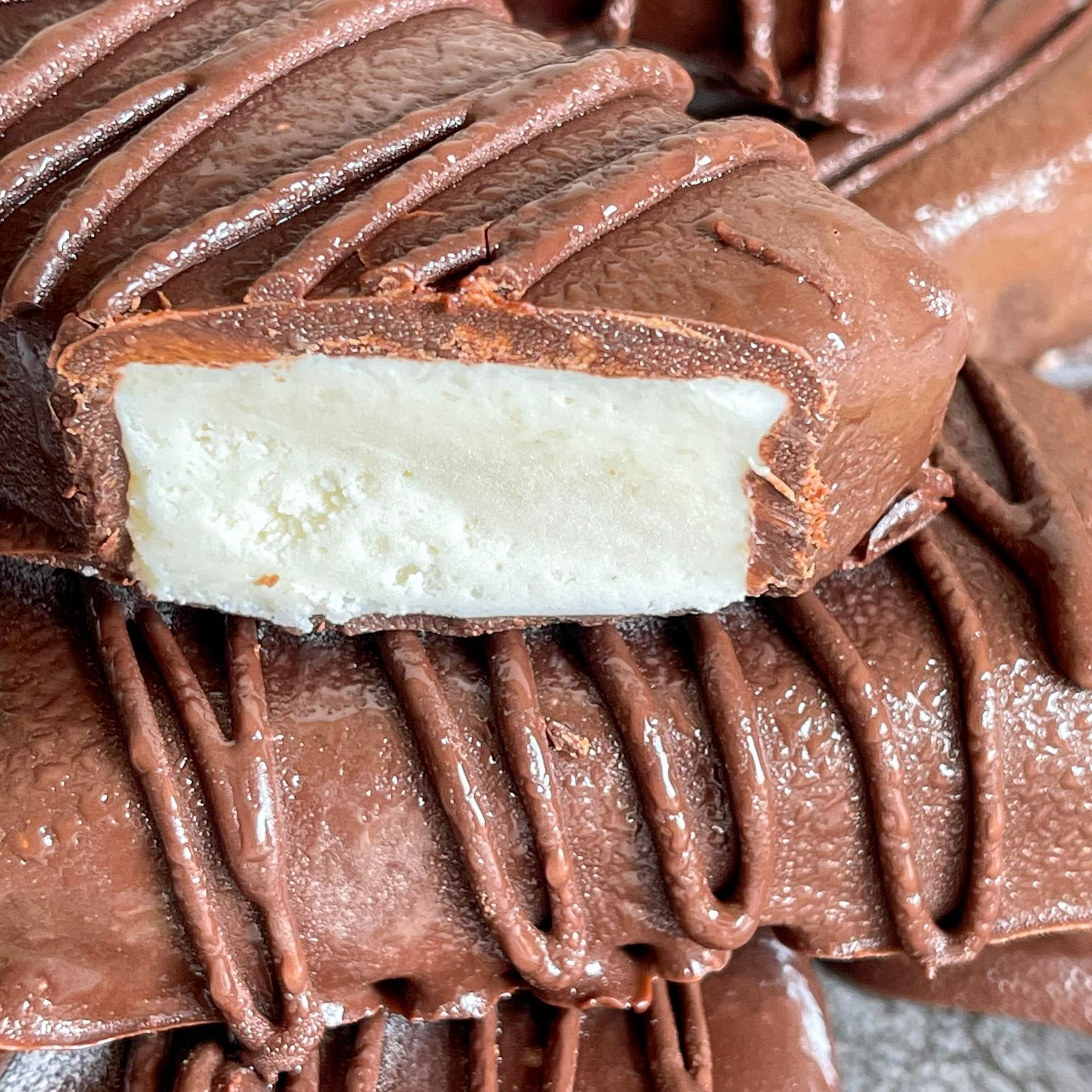 Un primo piano di una barretta di cioccolato con un morso.