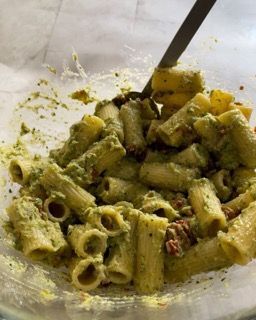 Una ciotola di pasta con un cucchiaio dentro