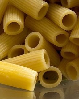 Una pila di tubi di pasta con dei buchi