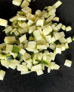 Un mucchio di mele tritate su una superficie nera