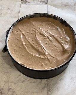 Un impasto per torta in una padella con un cucchiaio dentro