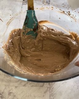 Una ciotola di pastella con una spatola dentro