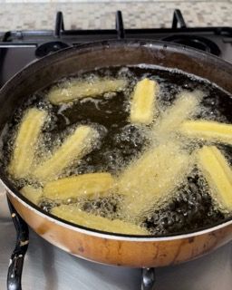 Le patatine fritte vengono cotte in una padella sul fornello