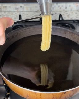 Una persona sta versando una banana in una padella piena d'olio.