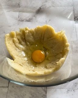 Una ciotola di pasta con un uovo dentro