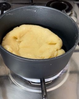 Una pentola di cibo sta cuocendo sul fornello.