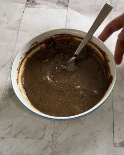 Una ciotola di zuppa con un cucchiaio dentro
