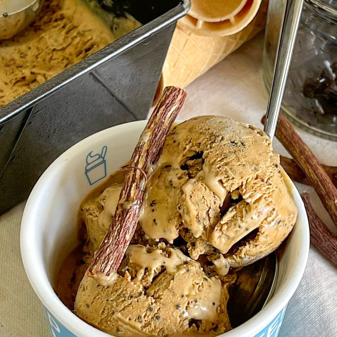 Una ciotola di gelato con un cucchiaio dentro