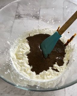 Una ciotola di panna montata e cioccolato con una spatola dentro