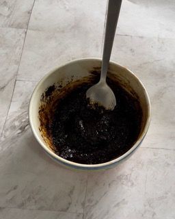 Una ciotola di cibo con un cucchiaio dentro