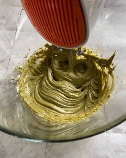 Un mixer sta mescolando qualcosa in una ciotola di vetro