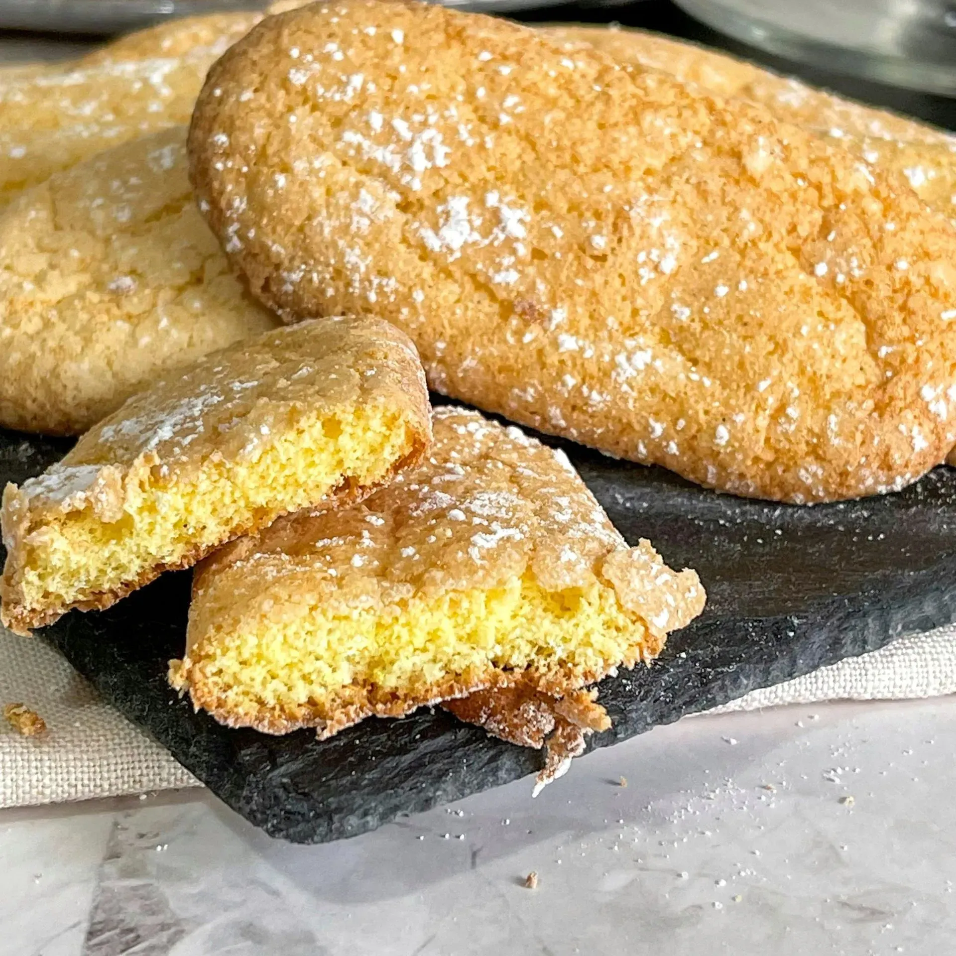 Una pubblicità per la cheesecake mania mostra una fetta di cheesecake