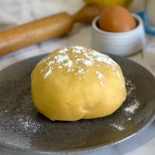 Una palla di pasta su un piatto con zucchero a velo sopra