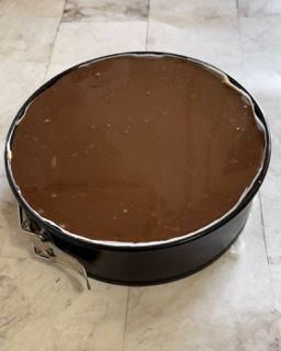 Una torta al cioccolato in una padella su un tavolo