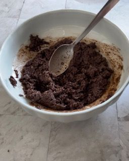 Una ciotola di cibo con un cucchiaio dentro