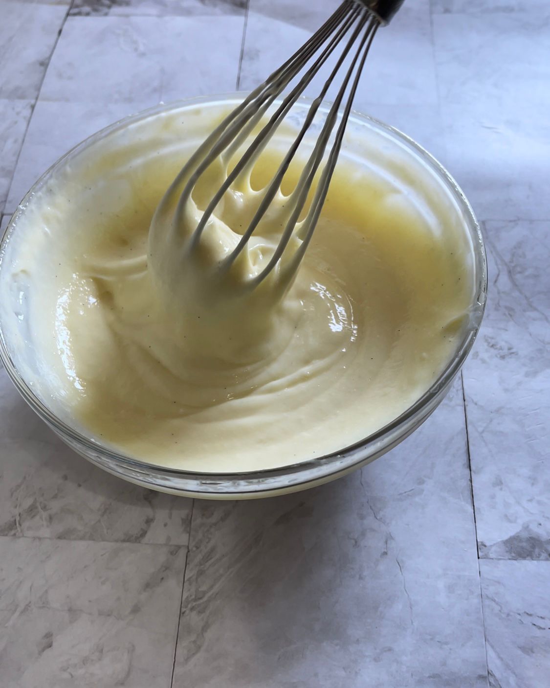 Una frusta è in una ciotola di liquido giallo